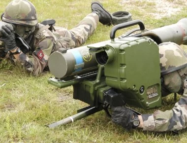 ΕΦ: Ο Κύπριος υπουργός Άμυνας εκτελεί βολή με Α/Τ βλήμα MILAN